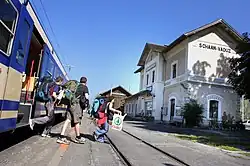 Сторона платформы. На заднем плане товарный склад