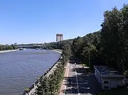 Вид на набережную с Лужнецкого моста
