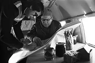 Флагштурман КИОАО Владимир Арсланов и И. П. Романов. 1981 год. Поиск места высадки станции «Северный полюс-25». Фотография Александра Гущина из «Арктика. Фотоальбом»