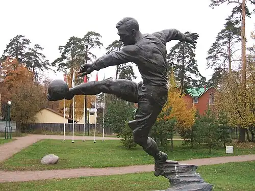 Памятник В. М. Боброву в сквере на Дубковском шоссе