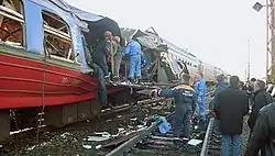 Сотрудники МЧС работают на месте взрыва электропоезда