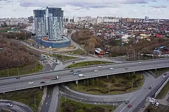 Панорама Танкового кольца; на заднем плане — жилой комплекс «Авалон Сити» и посёлок Старые Горки