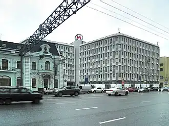 Слева городская усадьба Кузнецовых, на заднем плане — инженерный корпус, 2013 год