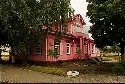 Слева на фасаде — мемориальная доска с именем К. Ф. Гродзицкого