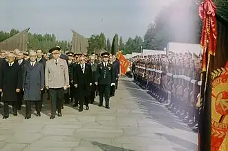 На возложении венков в Трептов-парке встречает рота почётного караула от 6-й ОМСБр. Берлин. 1982