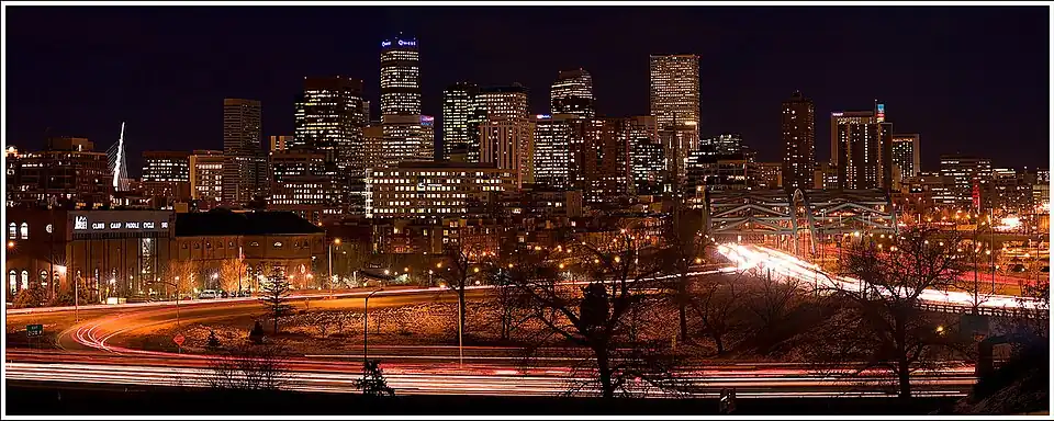 Вид на  даунтаун ночного Денвера, Колорадо, США