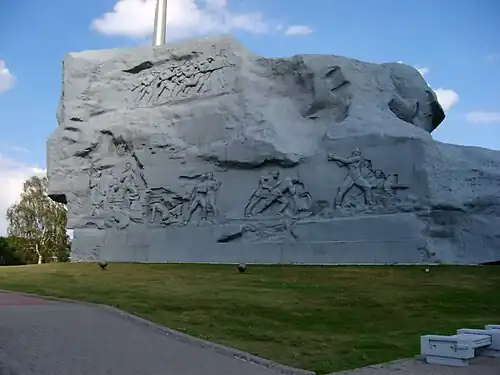 рельефные композиции эпизодов героической обороны крепости 1941 года