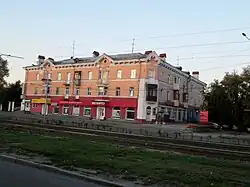 Дом № 107 по проспекту Ленина на углу с Угольной улицей (справа)