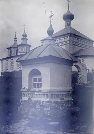 Часовня на фоне храма. Начало XX века.
