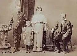 Часть семьи Воробьёвых. Слева направо: Воробьёв Н.Д., Воробьёва Ал.Д. — мать (в детстве) заслуженного артиста РСФСР Перова В.В., актёра московского театра на Таганке, Воробьёва К.Д., Воробьёв Д.В. 1908 год