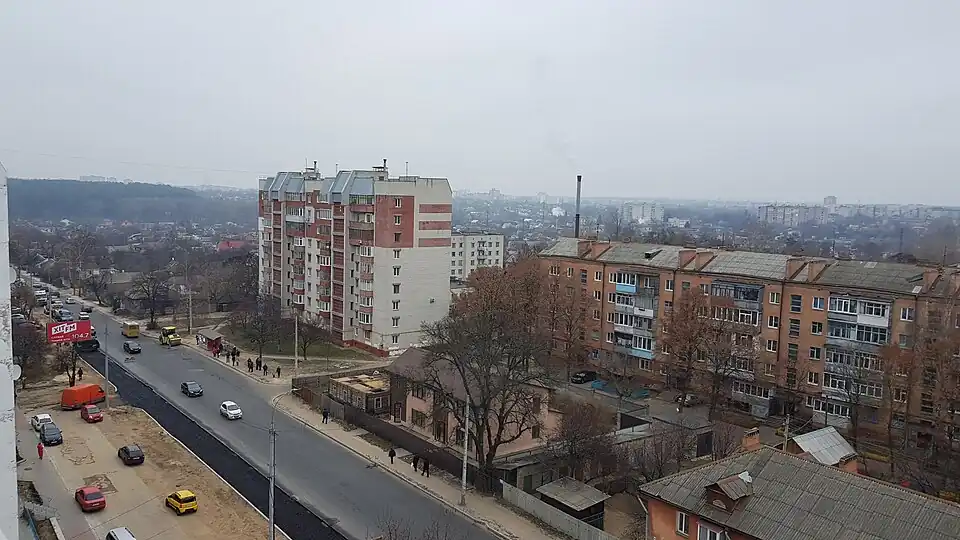 застройка парной стороны начала улицы — вид с дома № 1