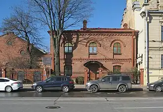 Мастерские (слева) и дом директора