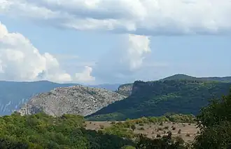 Восточная часть Памбук-Кая, на заднем плане справа Сандык-Кая, слева Ялпах-Кая