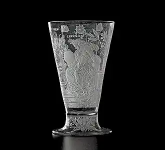 Императорский кубок. 1605. Стекло, гравировка. Надписи: Nobilitas, Caritas, Liberalitas (Благородство, Великодушие, Милосердие). Художественно-промышленный музей, Прага
