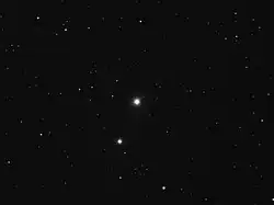 19 Дракона в видимом диапазоне. Звезда находится в центре фотографии. Несколько ниже и левее звезда 20 Дракона, которая является звездой заднего фона, поскольку расположена на расстоянии ~300 св. лет