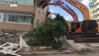 МКД Барыш, поддерживаемый от опрокидывания экскаваторами.11 человек погибли