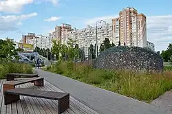 Парк «Горкинско-Ометьевский лес»: вид от главного входа в сторону проспекта Победы (июль 2019)