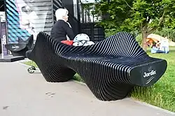 Дизайнерская скамейка у Многофункционального центра CUBE (июль 2019)