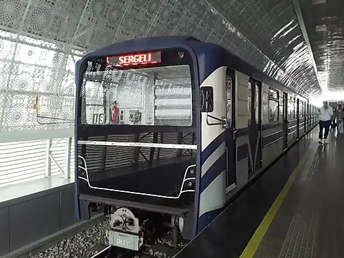 Модернизированный поезд 81-717/714 с головным вагоном 0122 с плоской кабиной на станции «Чинор»