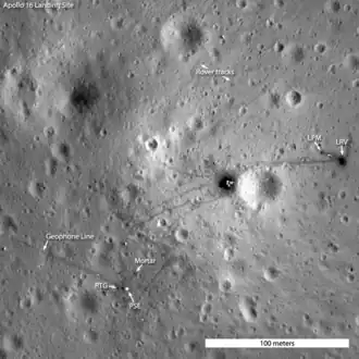 Место посадки «Аполлон-16», снятое КА LRO в апреле 2012 года. Чуть правее центра — посадочная ступень «Ориона». LPM — лунный портативный магнитометр, LRV — «Лунный Ровер». К юго-западу от «Ориона» место установки приборов ALSEP. От него налево вверх тянется геофонная линия