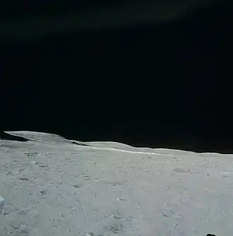 Местность правее горы Стоун Маунтин. Светлая полоса в центре — выброс породы от метеоритного удара вокруг кратера Южный Луч