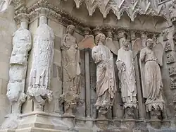 Статуи с левой стороны