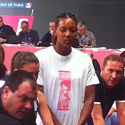 Энджел во время тайм-аута на предсезонном турнире «Open LFB 2013» в форме команды «Тарб Жесп Бигор» (24 сентября 2012 года)