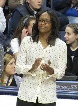 Эшли Баттл во время включения команды «Коннектикут Хаскис» образца 2002/2003 и 2003/2004 годов в зал славы университета «Huskies of Honor» (30 декабря 2013 года)