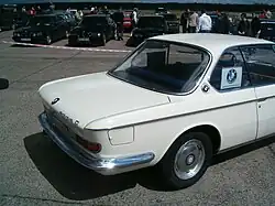 На BMW 2000 CS, с логотипом BMW в центре