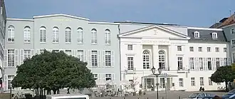 Каммершпиле и Немецкий театр (справа)