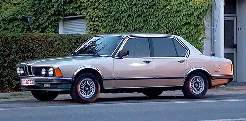 На BMW 7-й серии (E23)