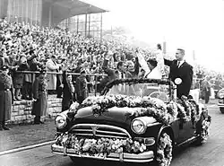 Ю. Гагарин и В. Терешкова на автомобиле Sachsenring P240 кабриолет (Берлин 1963)