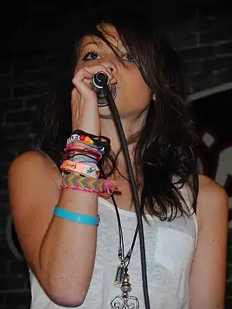 Кэди во время концерта в 2010