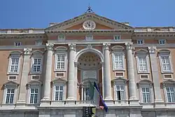 Центральный портик фасада