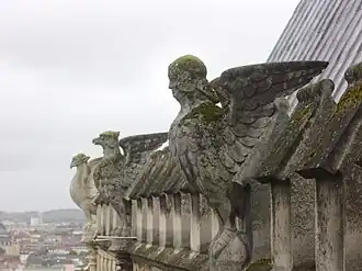 Фигуры птиц на верху галереи