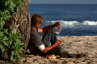 Сойер читает письмо.