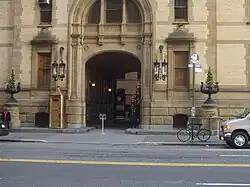 Вход в здание «Дакота», 72-я улица (West), Манхэттен,где в 1973—1980 годахжил Джон Леннон