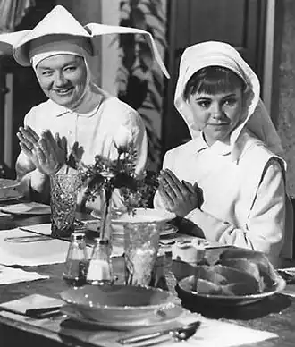 Редмонд (слева) с Салли Филд в «Летающая монахиня» (1968).