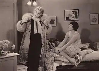 С Вильмой Банки (слева) в фильме «Это небеса» (1919)