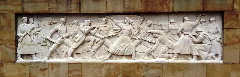 Левая сторона рельефа у входа на кладбище — сцены сражений за город