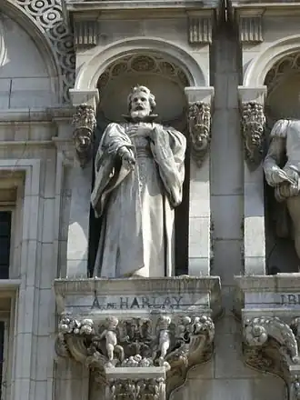 Статуя де Арле на фасаде парижской мэрии