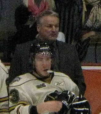 Дейл Хантер (в костюме) с Лондон Найтс в 2010 году