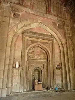 Михраб на западной стороне украшен надписями из Корана