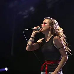 Джульетт Льюис на концерте в 2007 году