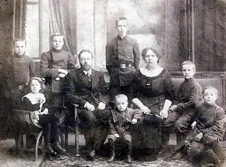 Семья Александра Яковлевича и Екатерины Терентьевны Кремер, в центре — Борис