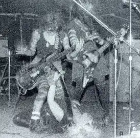 Обложка альбома L7 «L7» (1988)