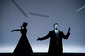 Примером любовного дуэта Верди может служить Un dì, felice, eterea из первого акта «Травиаты» — наиболее исполняемой оперы композитора (на иллюстрации современная постановка Р. Уилсона)