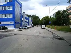 Середина переулка, вид на север в сторону тупика и ж/д. Слева — примыкание Лихоборской набережной