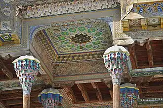 Верхняя часть столбов с мукарнами. Боло-хауз в Бухаре (Узбекистан)