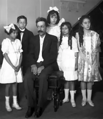 Луис Моктесума со своими учениками (1918)